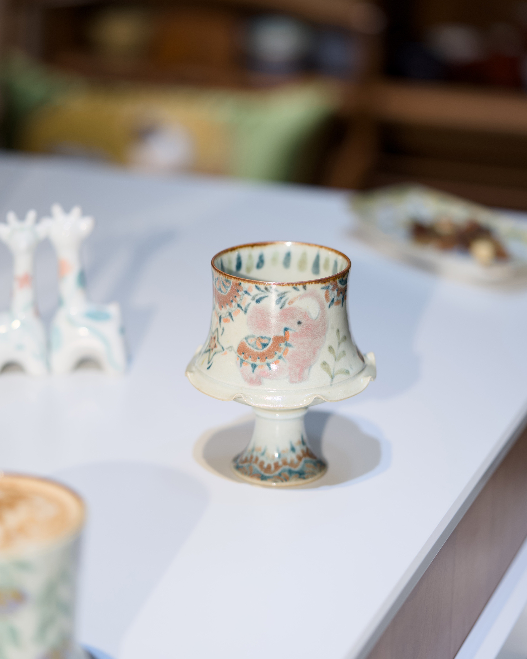 無垠裡｜温もりの手仕事 ちいさな象の高脚杯（約200ml）ピンク×グリーン｜お庭で遊ぶ象 景徳鎮手描き釉下彩磁器