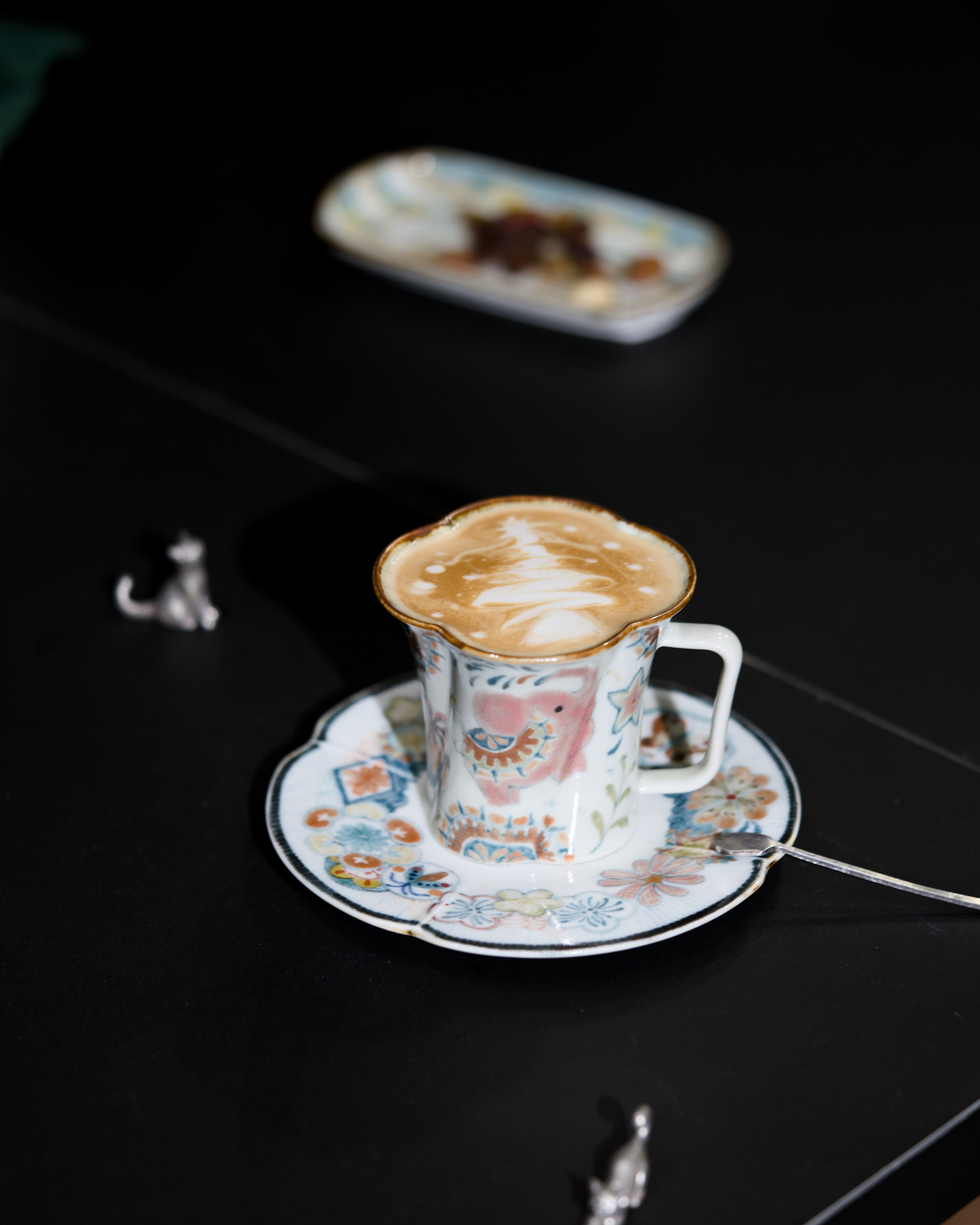 無垠裡｜温もりの手仕事 こぞうの花びらマグ（約180ml）｜お庭で遊ぶピンク象＆グリーン象｜景徳鎮手作り