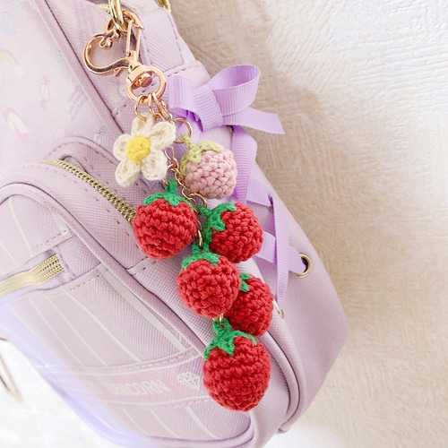 No．907 2way♡チャーム付き イチゴじゃらじゃらキーホルダー