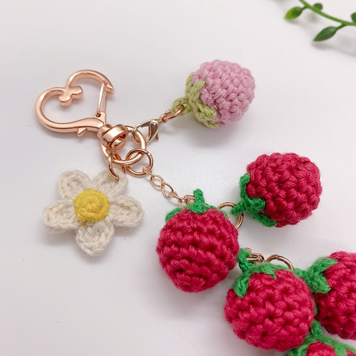 No．907 2way♡チャーム付き イチゴじゃらじゃらキーホルダー