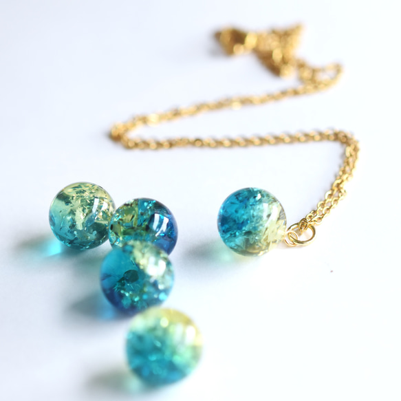 春の新作【残23】朝の海のきらめき　バイカラー　ブルーグリーン＆イエロー　アンバー　(琥珀）　ステンレスネックレス 12枚目の画像