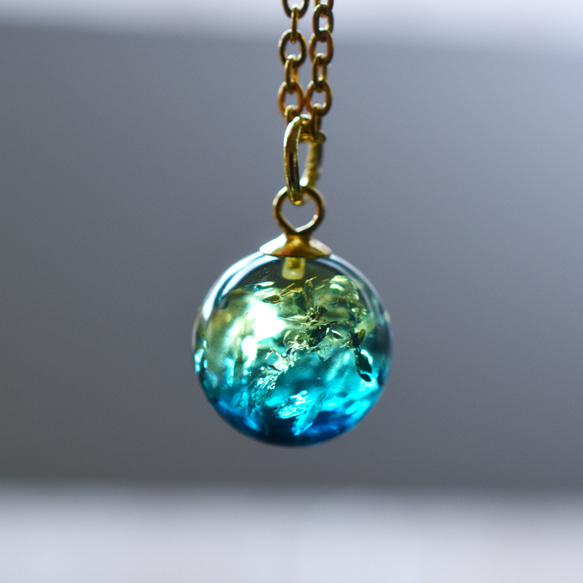 春の新作【残23】朝の海のきらめき　バイカラー　ブルーグリーン＆イエロー　アンバー　(琥珀）　ステンレスネックレス 16枚目の画像