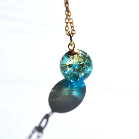 春の新作【残23】朝の海のきらめき　バイカラー　ブルーグリーン＆イエロー　アンバー　(琥珀）　ステンレスネックレス 7枚目の画像