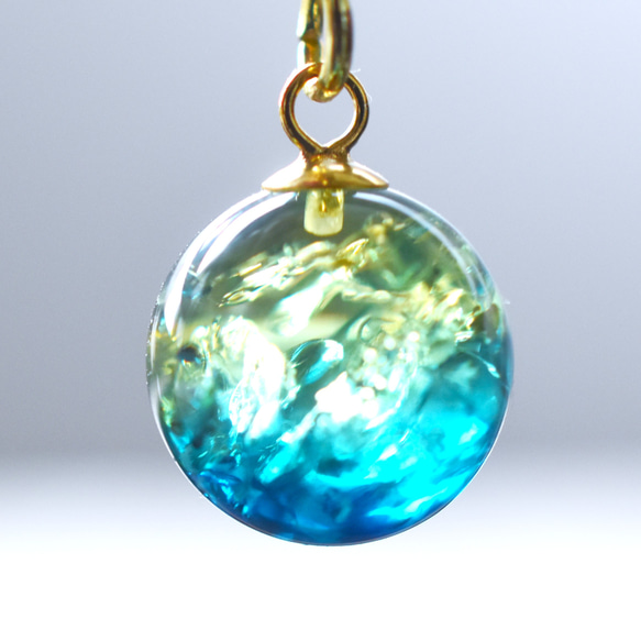 春の新作【残23】朝の海のきらめき　バイカラー　ブルーグリーン＆イエロー　アンバー　(琥珀）　ステンレスネックレス 4枚目の画像