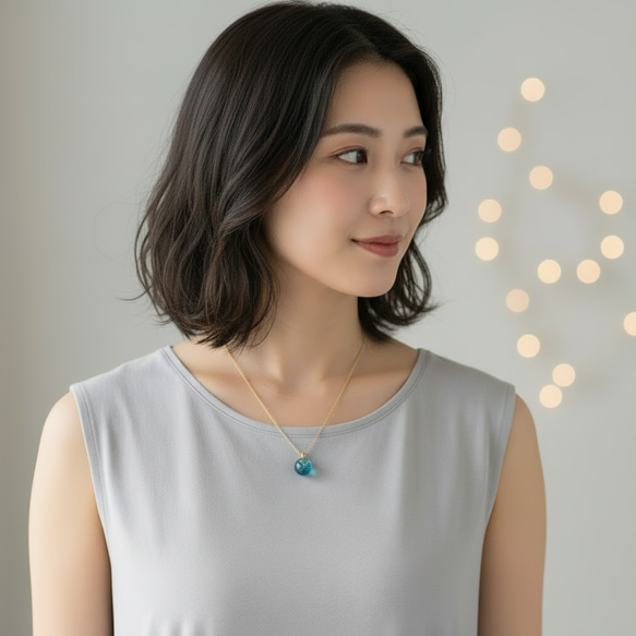 春の新作【残23】朝の海のきらめき　バイカラー　ブルーグリーン＆イエロー　アンバー　(琥珀）　ステンレスネックレス 20枚目の画像