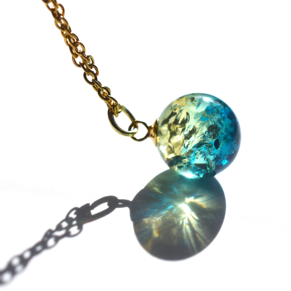 春の新作【残23】朝の海のきらめき　バイカラー　ブルーグリーン＆イエロー　アンバー　(琥珀）　ステンレスネックレス 2枚目の画像