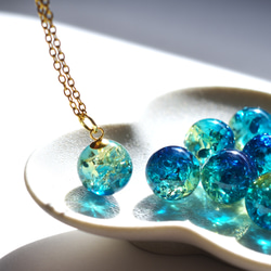 春の新作【残23】朝の海のきらめき　バイカラー　ブルーグリーン＆イエロー　アンバー　(琥珀）　ステンレスネックレス 9枚目の画像