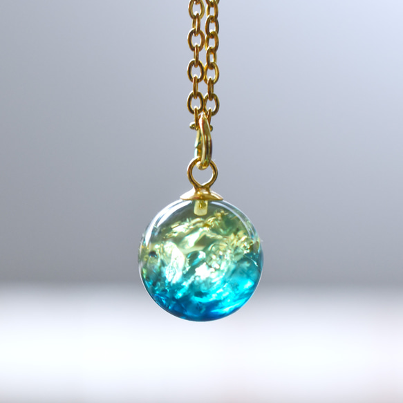 春の新作【残23】朝の海のきらめき　バイカラー　ブルーグリーン＆イエロー　アンバー　(琥珀）　ステンレスネックレス 15枚目の画像