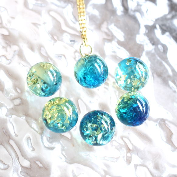 春の新作【残23】朝の海のきらめき　バイカラー　ブルーグリーン＆イエロー　アンバー　(琥珀）　ステンレスネックレス 8枚目の画像