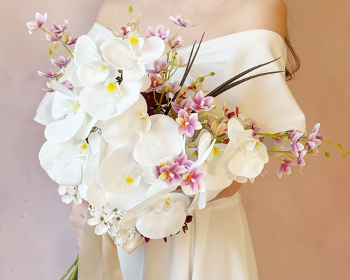 ウェディング/ホワイト胡蝶蘭・ピンクのプリマオーキッドのブーケ/前