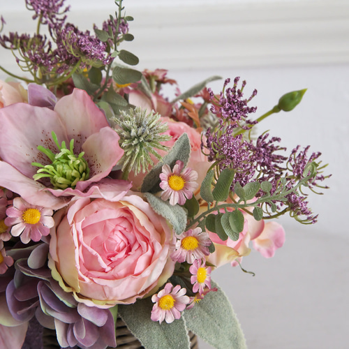 ローズとクリスマスローズのバスケットアレンジ｜アーティフィシャル