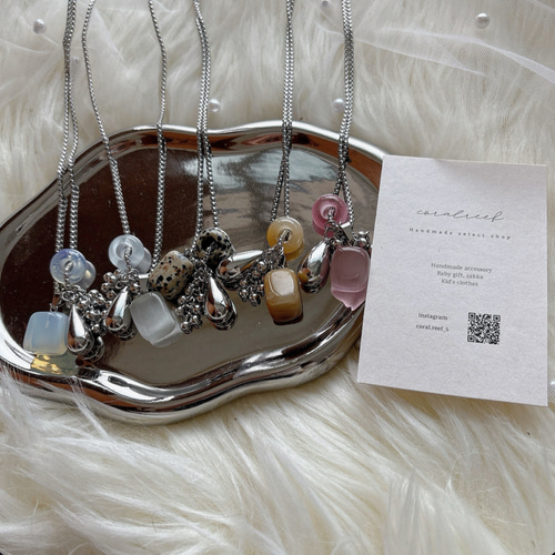 豪華＊天然石を沢山使ったハンドメイドネックレス シルバー花パーツ 約43cm 豪華＊天然石を沢山使ったハンドメイドネックレス シルバー花パーツ 約