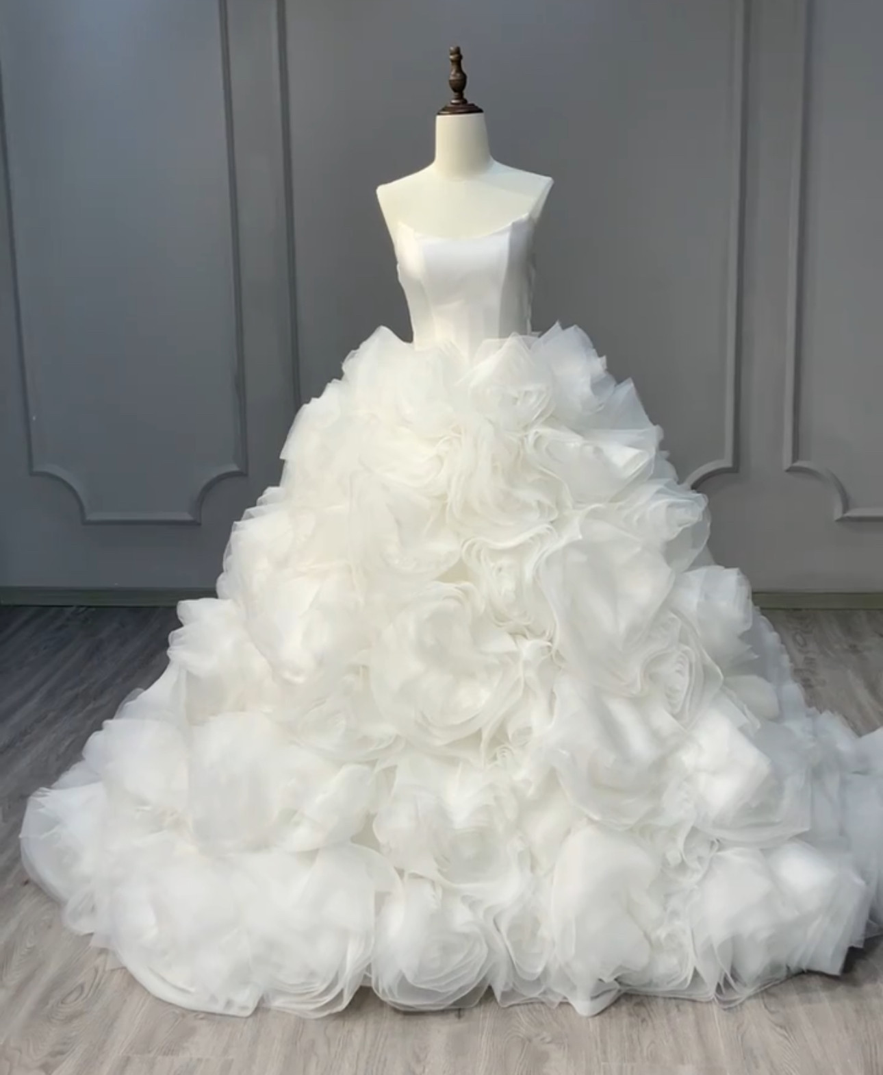 憧れのドレス　お花飾り　プリンセスライン　ボリューム　袖無し　白上品　細見えシルエット　編み上げ　ブライダルウェディング