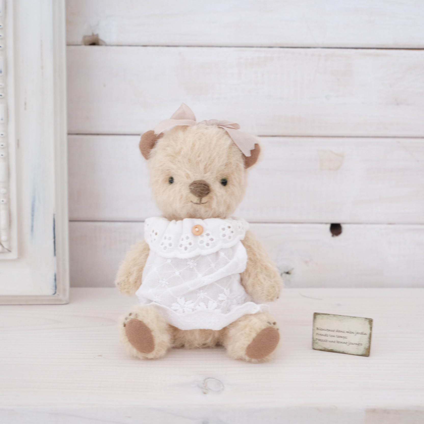 白のお洋服のくまさんのぬいぐるみ　テディベア　ぬいぐるみ　くま