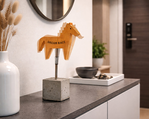木製　馬の置物　ロッキングホース　午年　自作塗装 木製の馬 ゆれる木馬 ロッキングホース 競馬ファン 競走馬 夢のレース