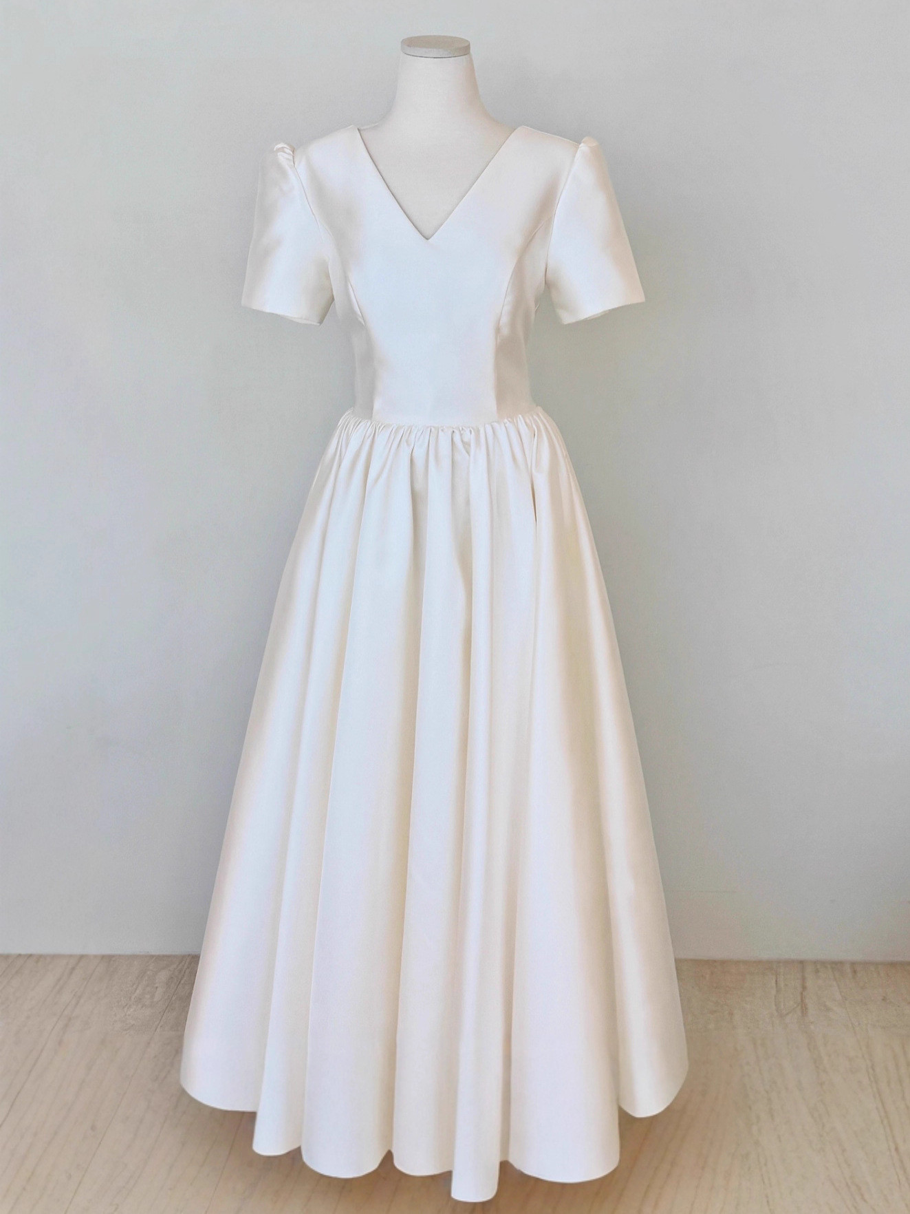 高級感 白 サテン 半袖 Vネック ウェディングドレス シンプル 韓国風 花嫁 披露宴 演奏会 前撮り HL1081