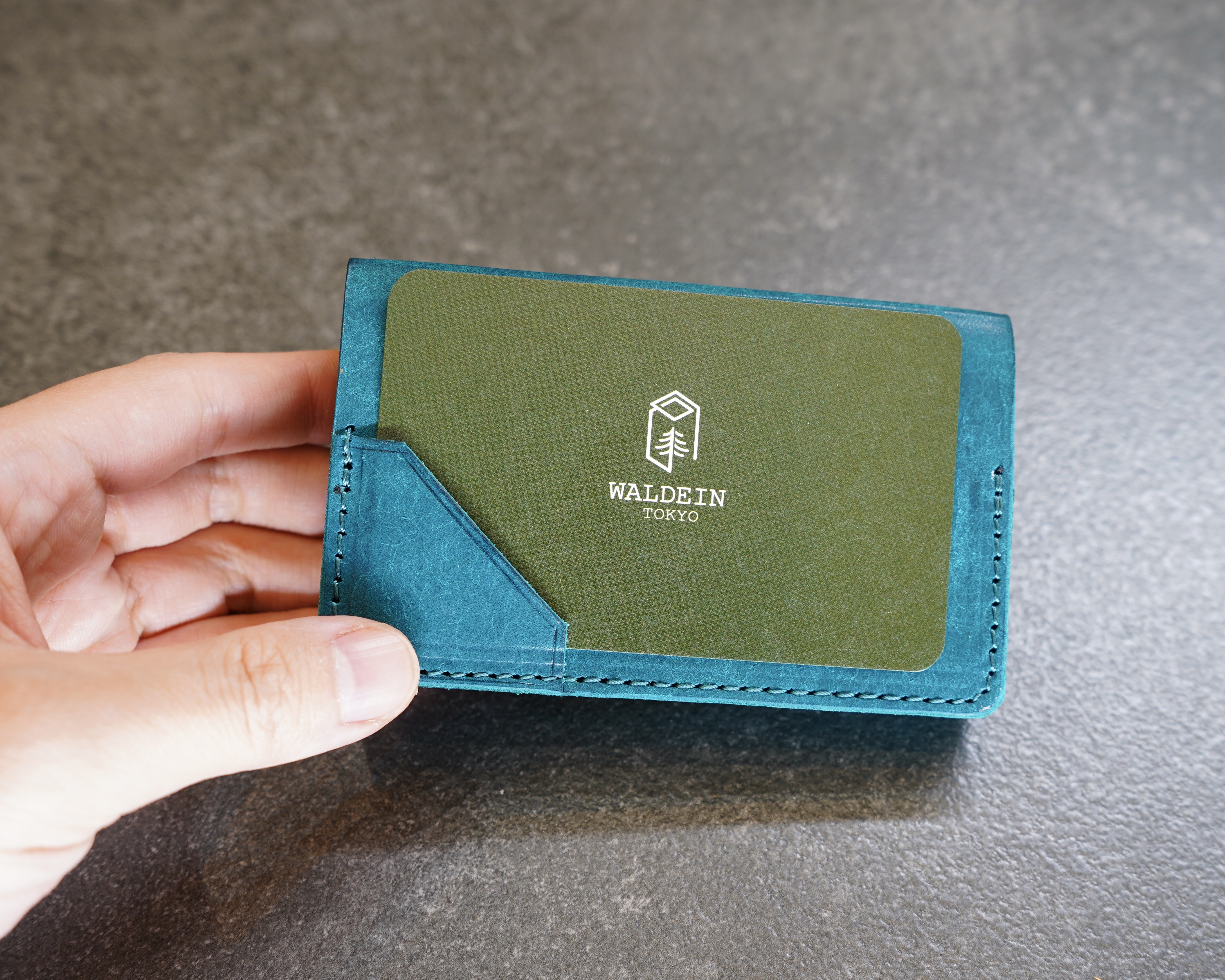 本革の名刺入れ　ターコイズ　イタリア牛革　マルゴー