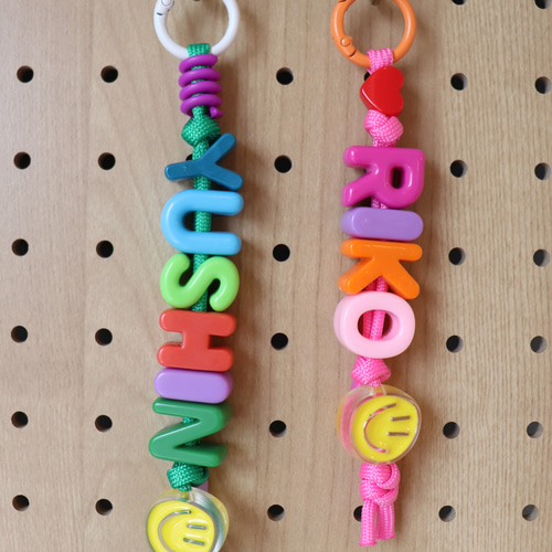 カラー選択可能】ネームキーホルダー 名前オーダー ストラップ ビーズ