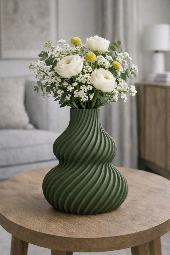 マットグリーンのねじり花器｜立体リブのフラワーベース・オブジェ