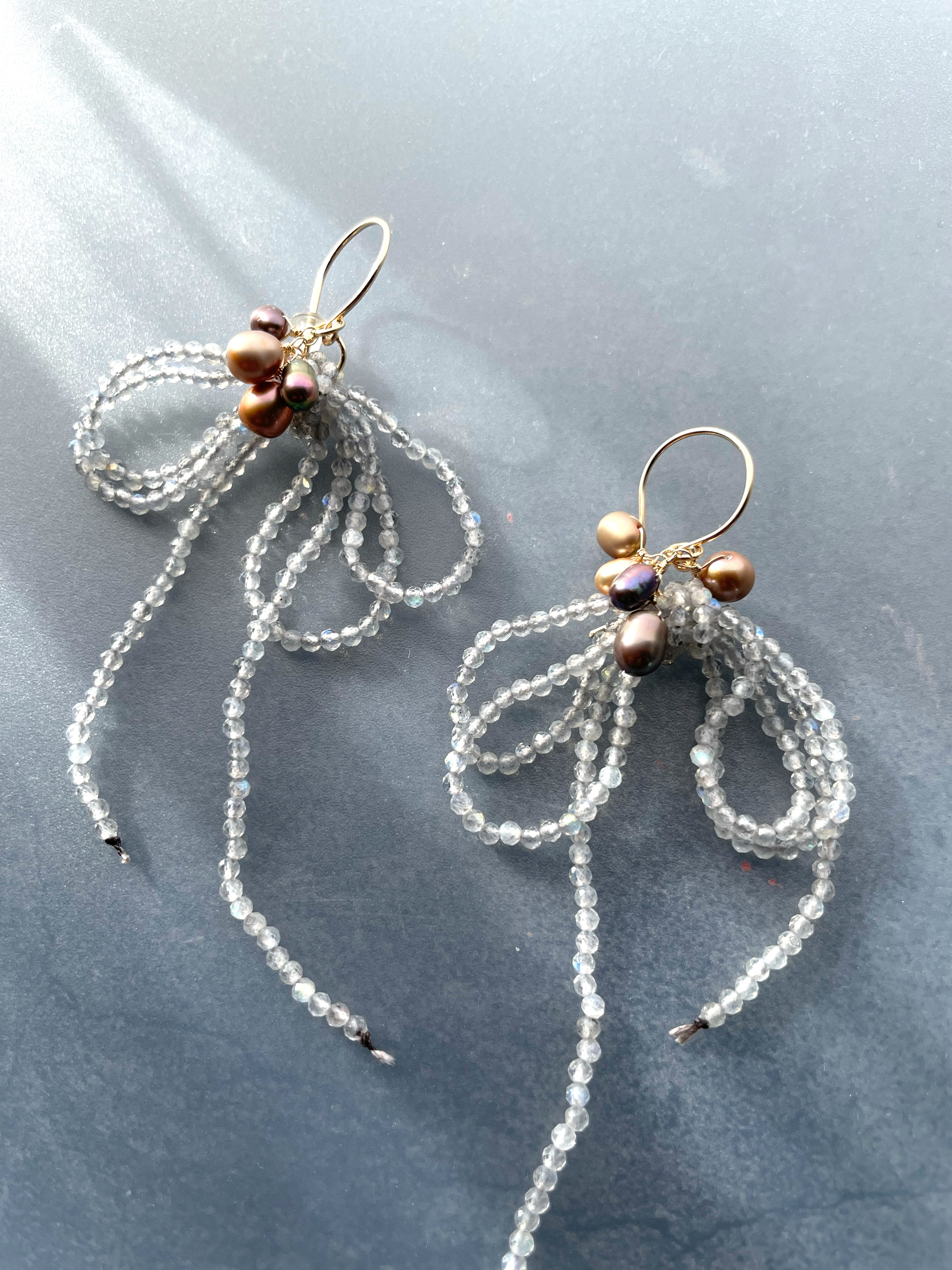 リボンピアス　ラブラドライト　淡水パール　ゴールドブラウン　グレー　ギフト　プレゼント　ブライダル　結婚式　14ｋｇｆ