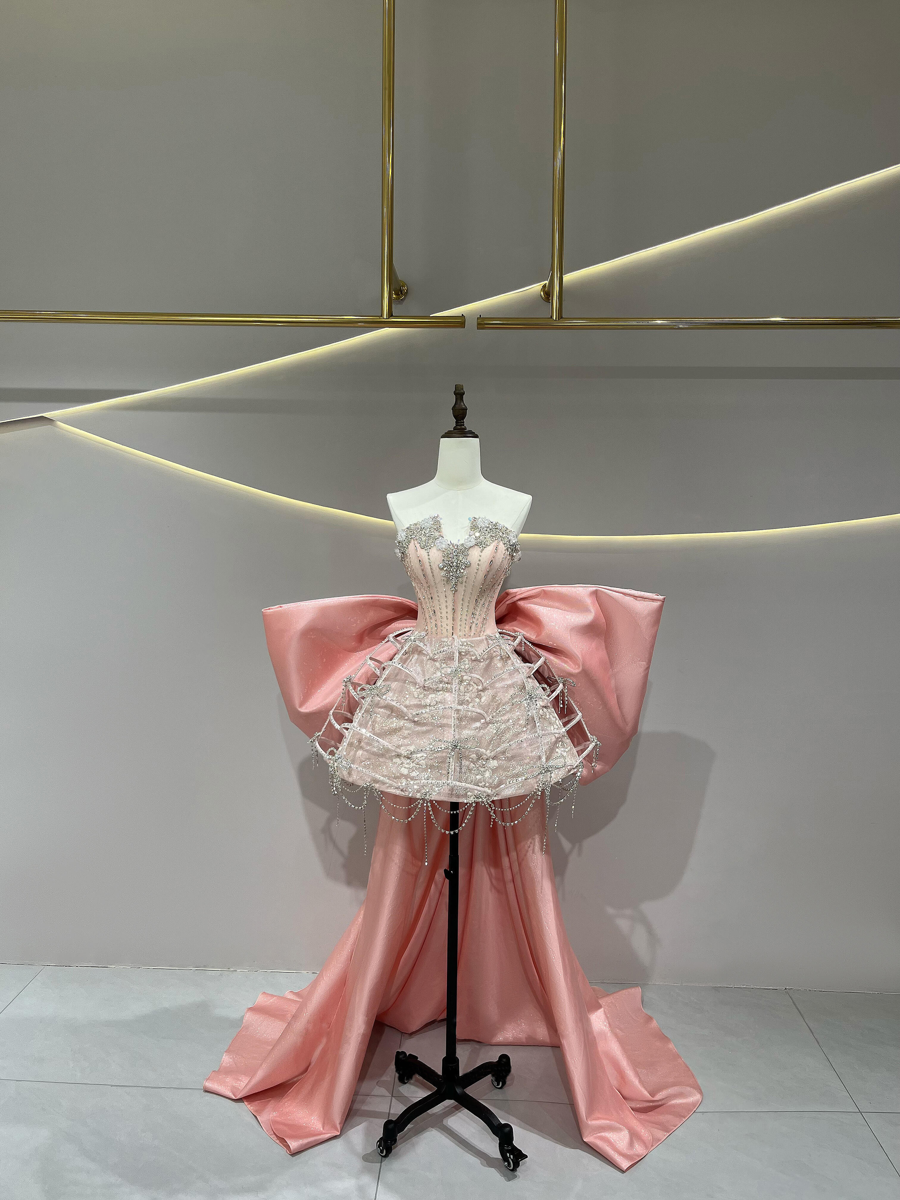 美品　ピンク　ミニドレス　バックリボン　キラキラストーンビジュー　高級感目立つ　ダンスパーティー卒業式成人式ワンピース