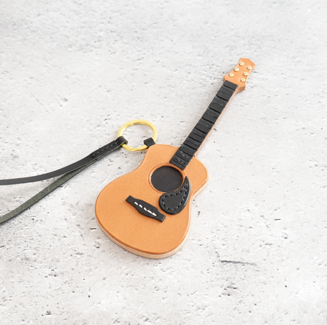 『本革』オリジナル設計：名門ブッテーロ革で仕立てたギター型チャーム（総手縫い）