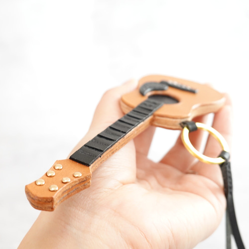 Kiki's Leather Craft Factory/オーダー品/ 本革』オリジナル設計：名門ブッテーロ革で仕立てたギター型チャーム