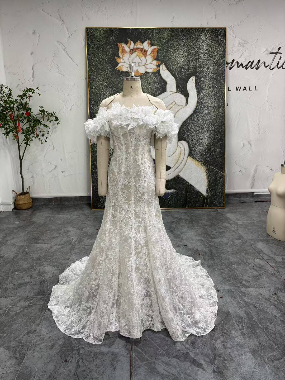 立体レース小枝刺繍　オフショルダー　二の腕カバー　マーメイドドレス　エレガントなシルエット　トレーン　ウェディング結婚式