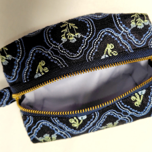 インド刺繍生地 ボックスポーチ ポーチ mano 通販 20281601｜Creema