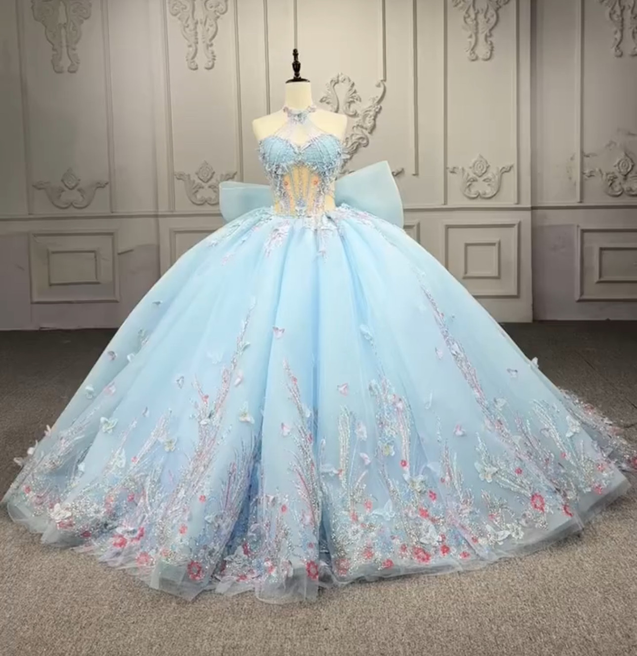 美品ホルターネック　バックリボン　水色　ふわふわチュール　フレアスカート　ビーズ　蝶々　リボン　可憐な刺繍海外挙式前撮り