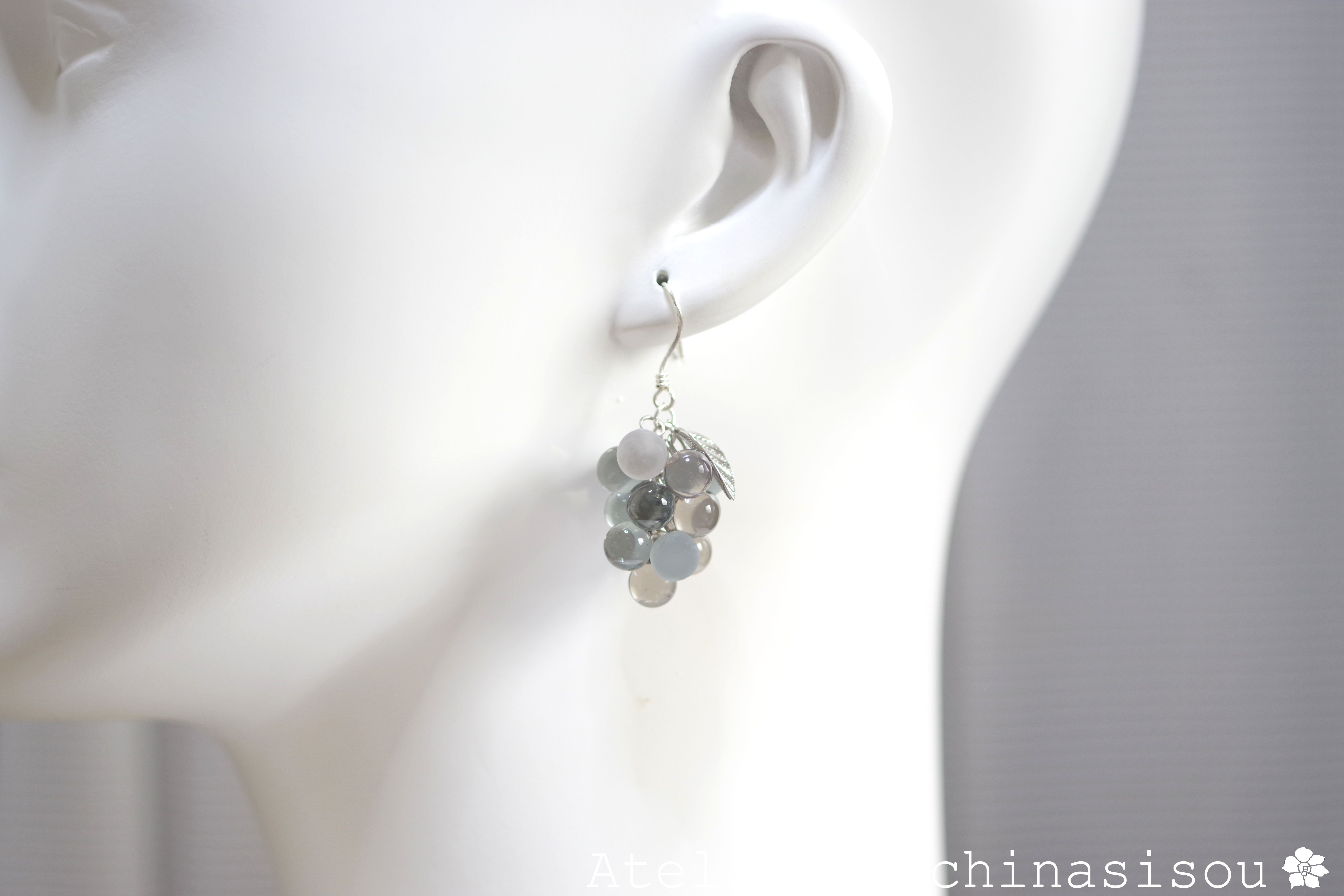 レジンアート　球体の葡萄のピアス〈静かな湖畔〉