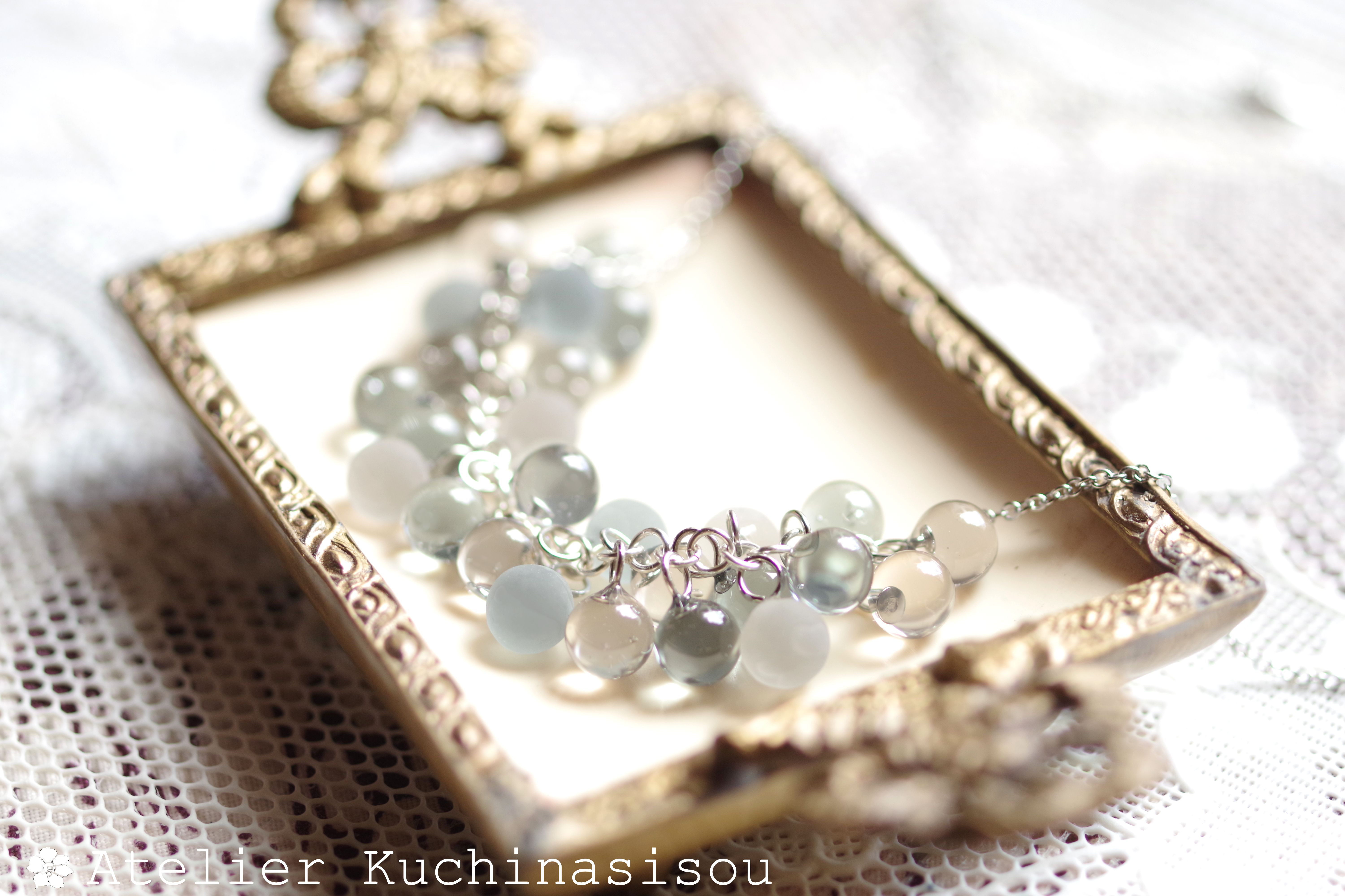 レジンアート　球体のネックレス〈静かな湖畔〉