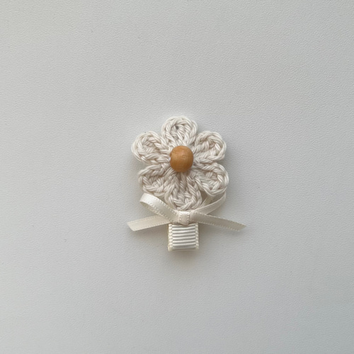 ウッドビーズのフラワーヘアクリップ〈単品〉ベビーキッズヘア