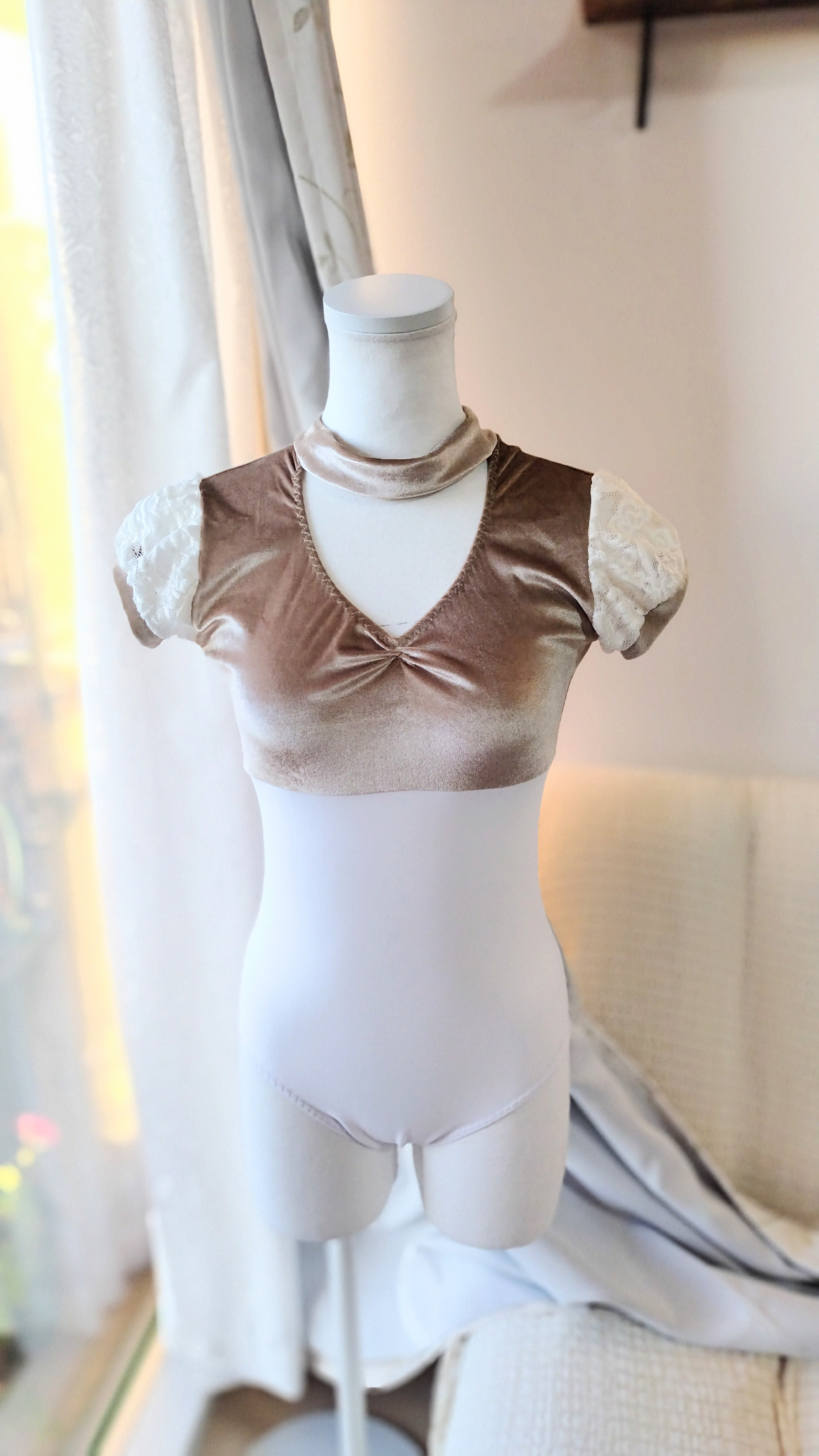 Ｓ～Ｍサイズ／アンティーク風ゴールドベロアとふんわりレース袖が可愛いチョーカー娘役レオタード白