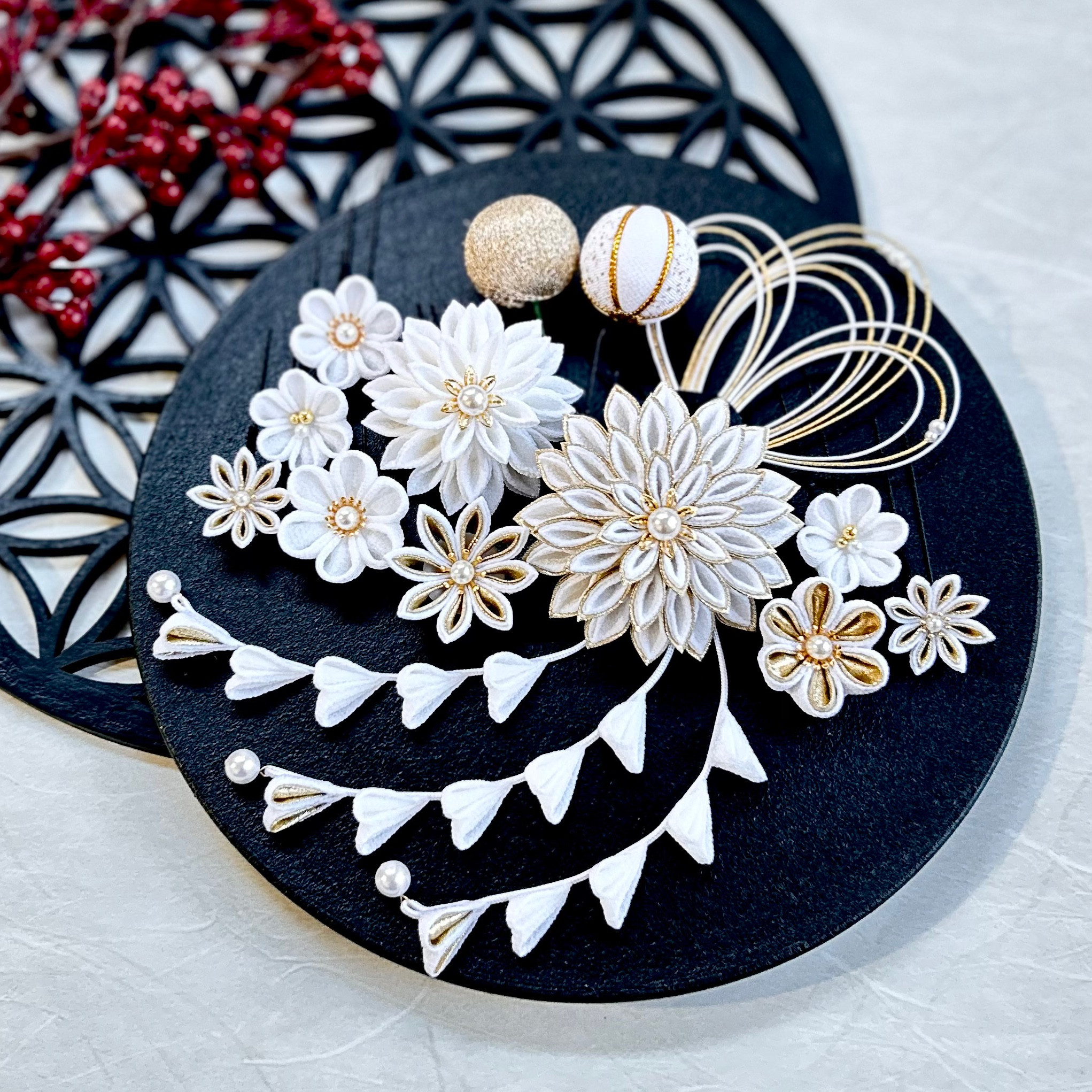 ＊ つまみ細工 髪飾り ＊ 白　ゴールド　成人式　卒業式　振袖　袴　ホワイト　金　和玉　水引　タッセル　かすみ草