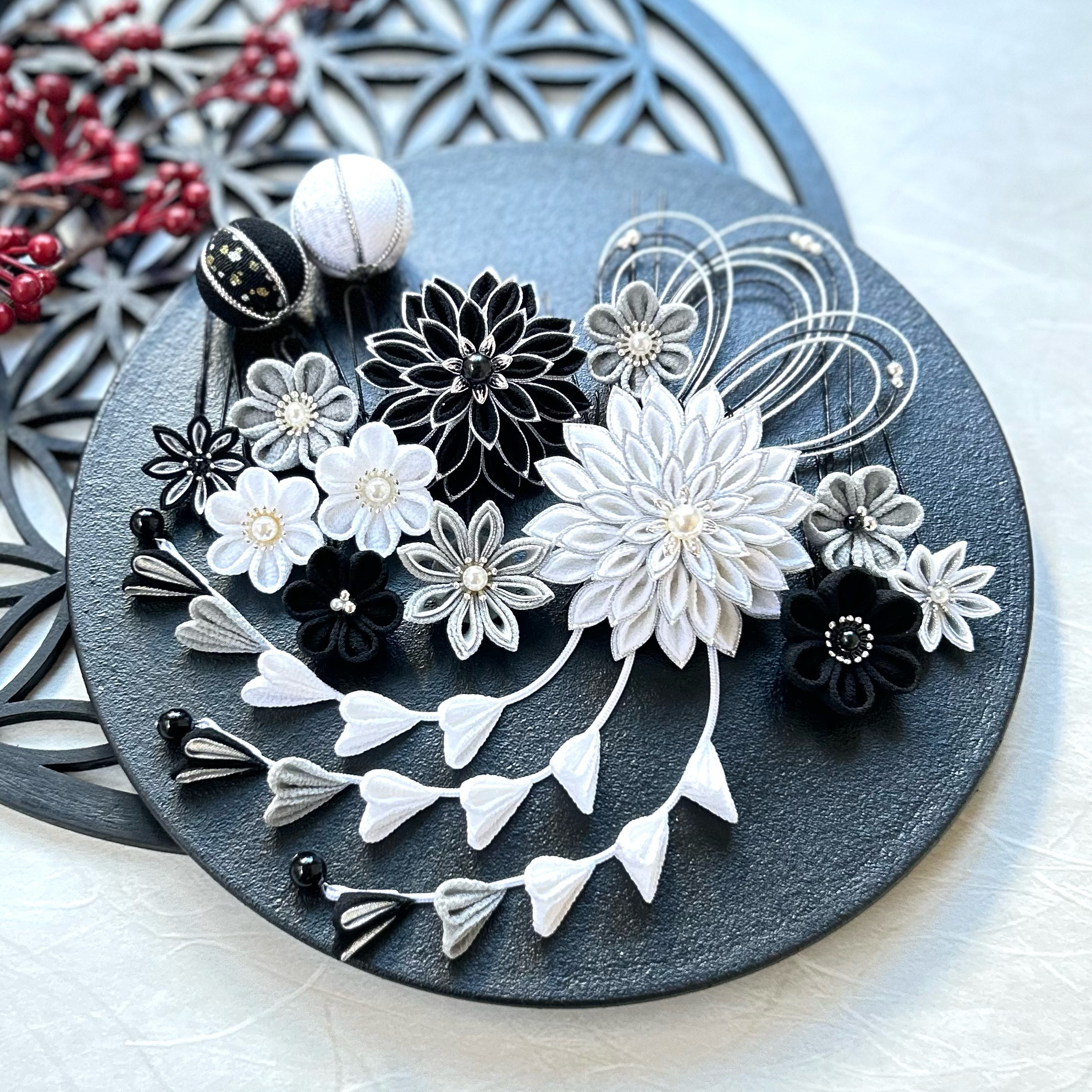 ＊ つまみ細工 髪飾り ＊  白　黒　グレー　シルバー　成人式　卒業式　振袖　袴　ホワイト　ブラック　銀　水引　タッセル