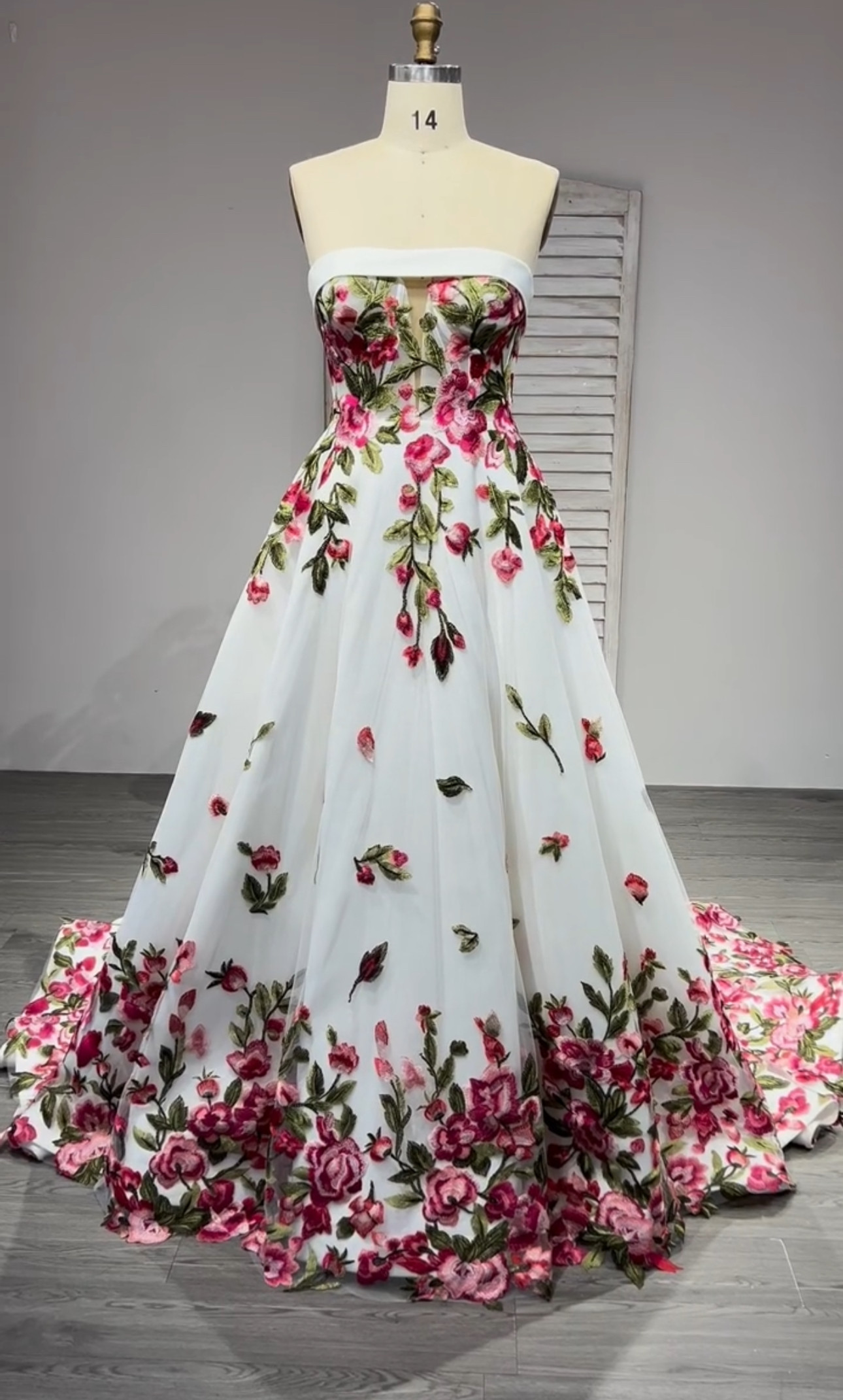 大人気上昇中　花嫁カラードレス　フレアスカート　ビスチェライン　咲き誇る花レース　上品　ウェディングドレス　前撮り披露宴