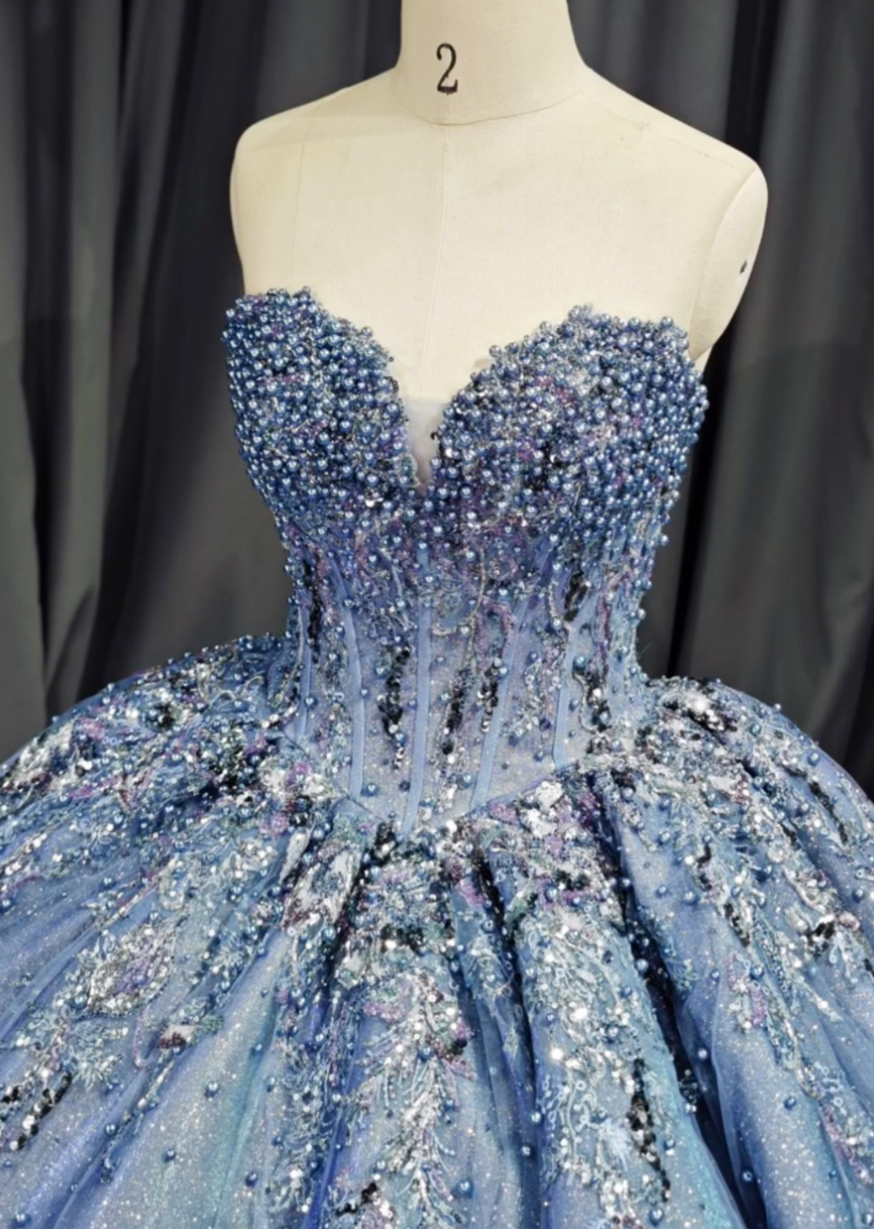 素材感を際立つオーロラ　トレーン編み上げ袖無し　ビスチェライン　ブルー　カラードレス　フレアスカート　高品質　ブライダル