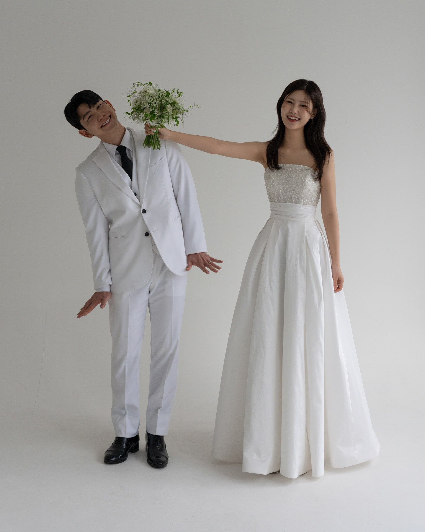 高級感 白 タフタ オフショルダー ウェディングドレス シンプル 韓国風 花嫁 披露宴 演奏会 前撮り HL1097