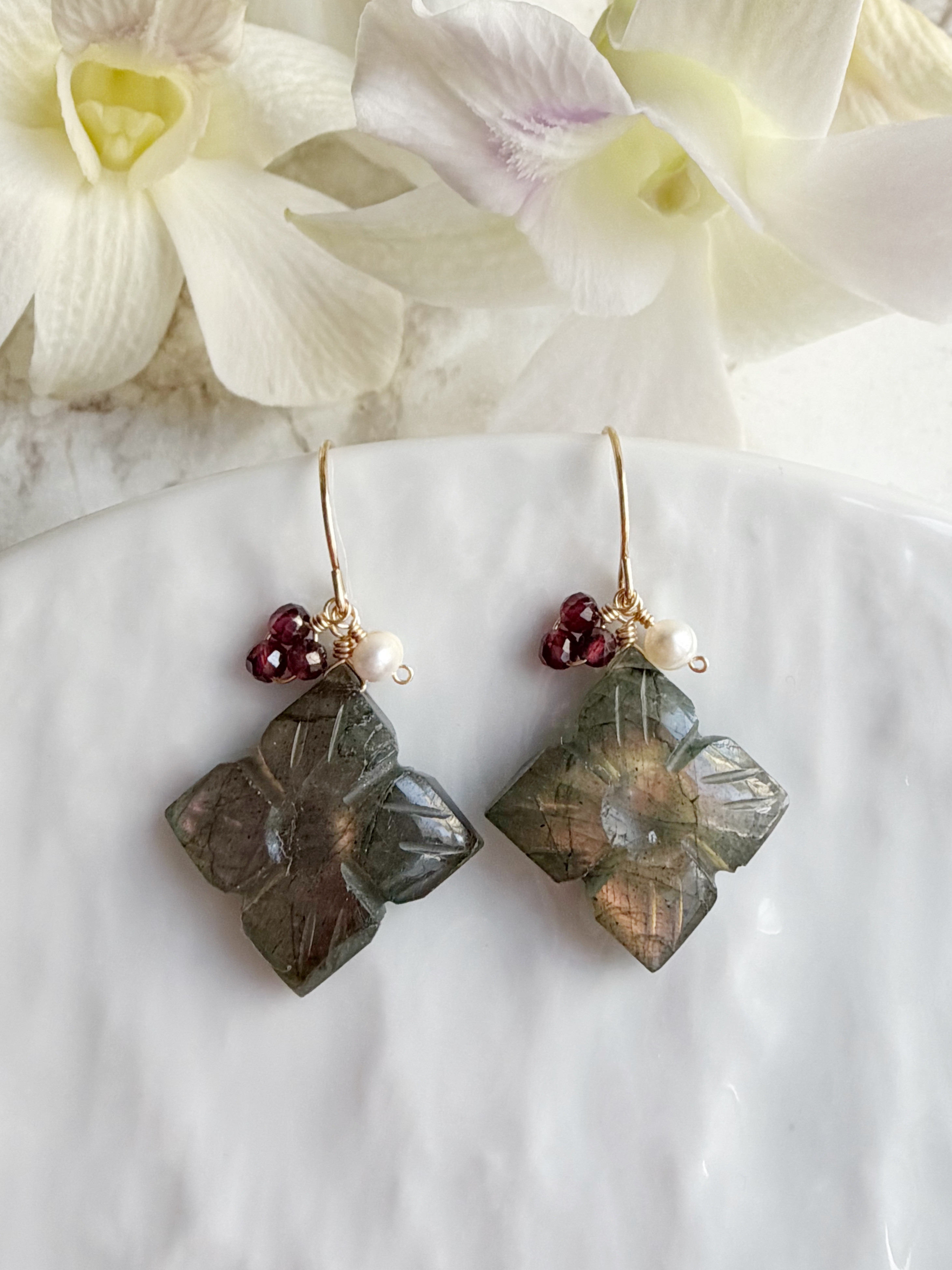 14KGF カランコエカットラブラドライト ガーネット ピアス