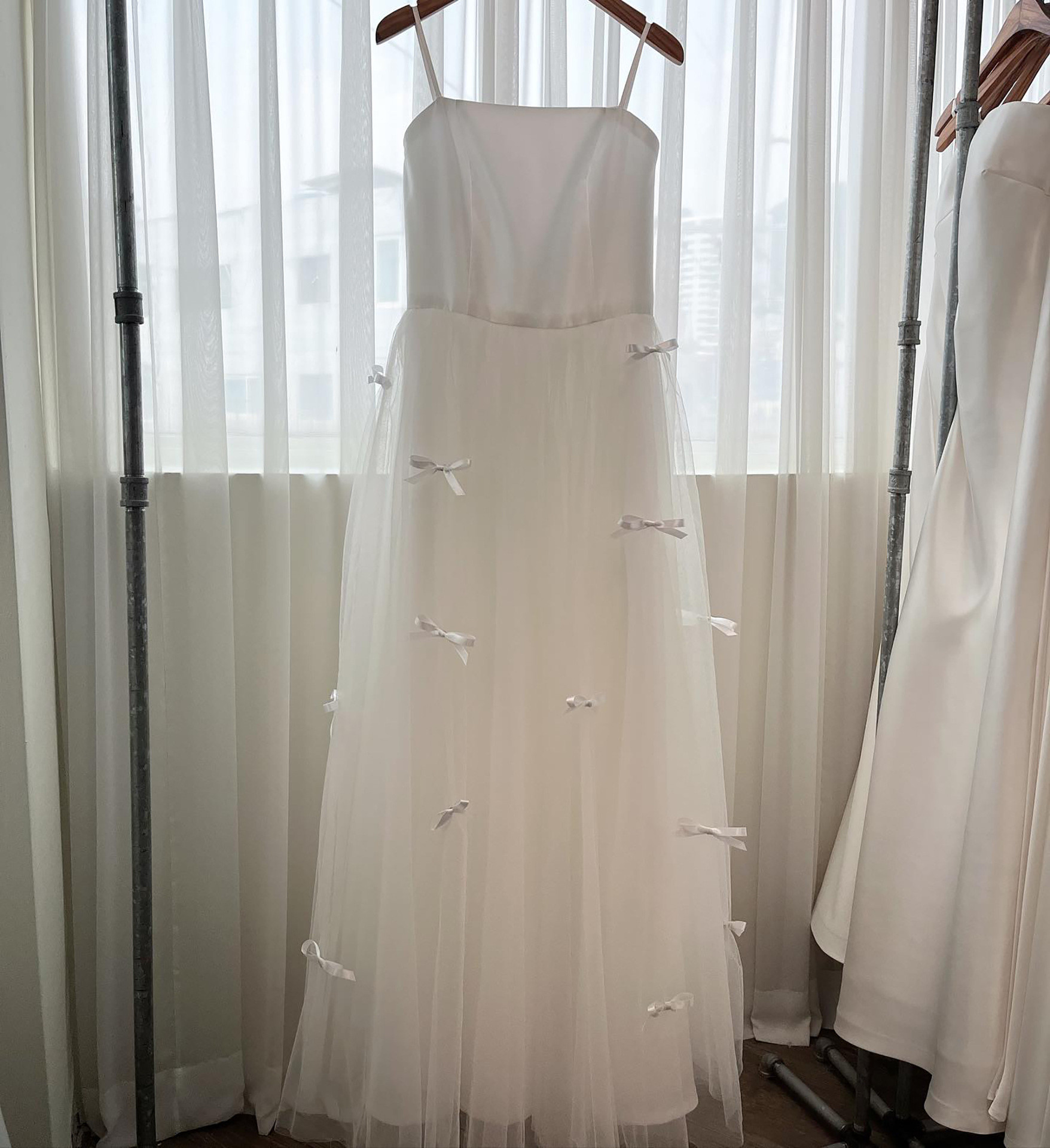 高級感 白 黒 リボン ウェディングドレス シンプル 韓国風 花嫁 パーティー 披露宴 演奏会 前撮り HL1101