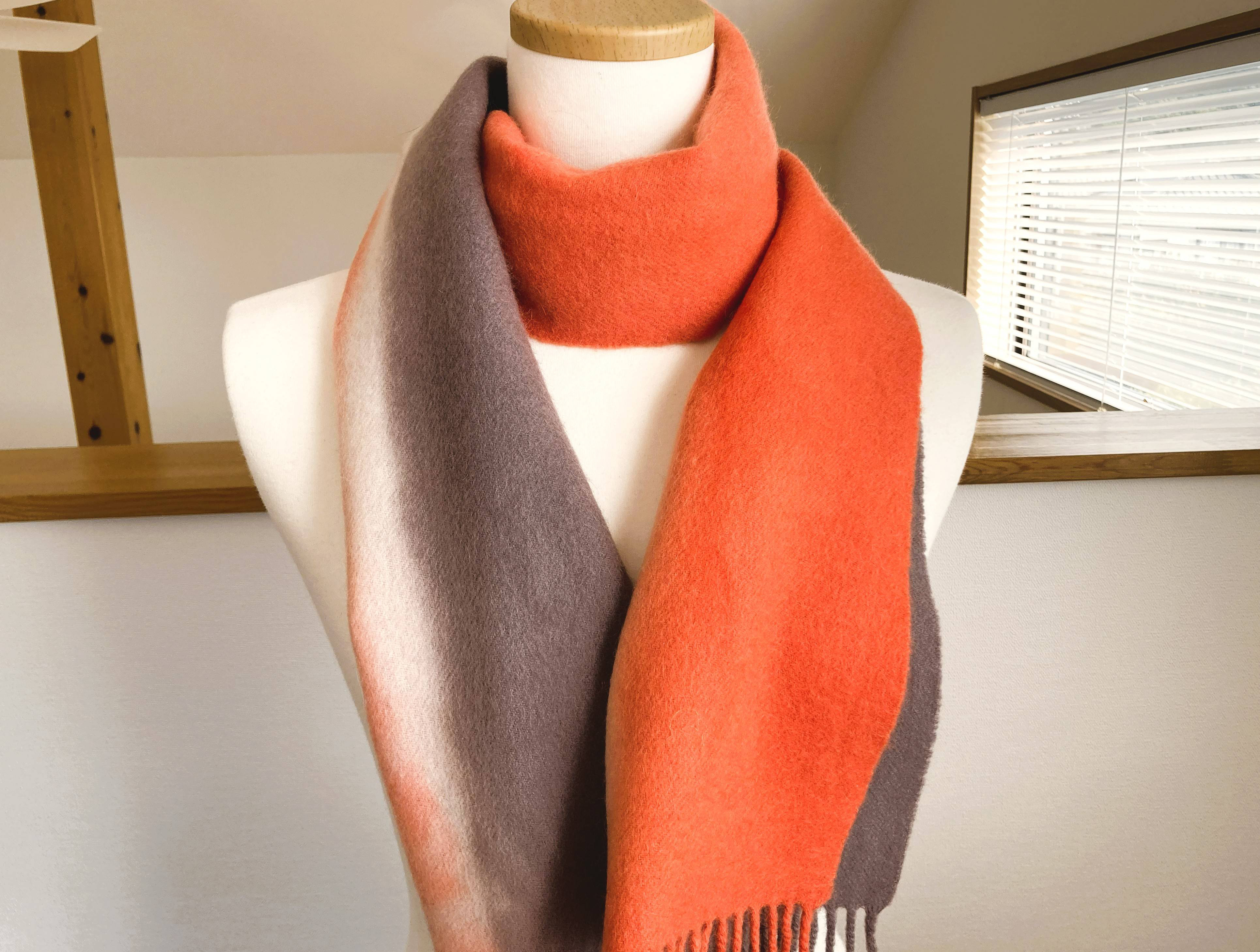 オレンジとココア色のウールマフラー