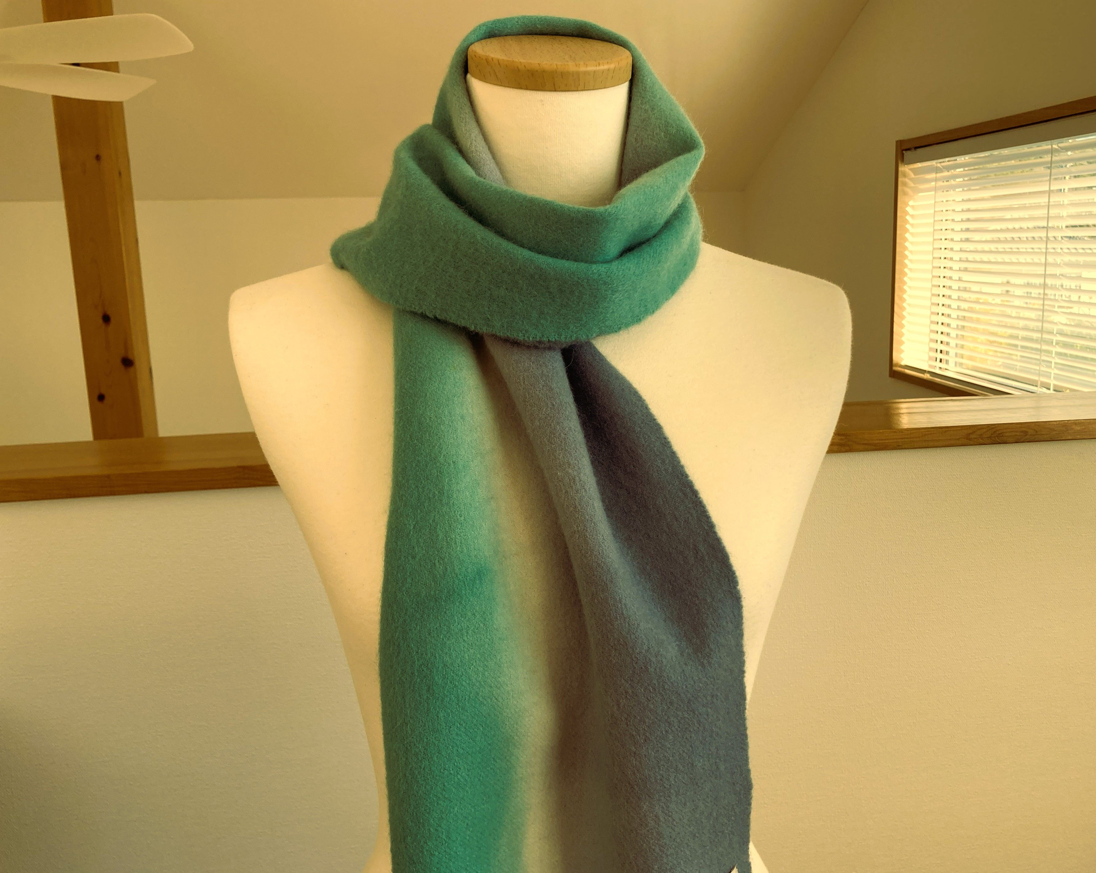 ブルーグリーンとグレーのウールマフラー