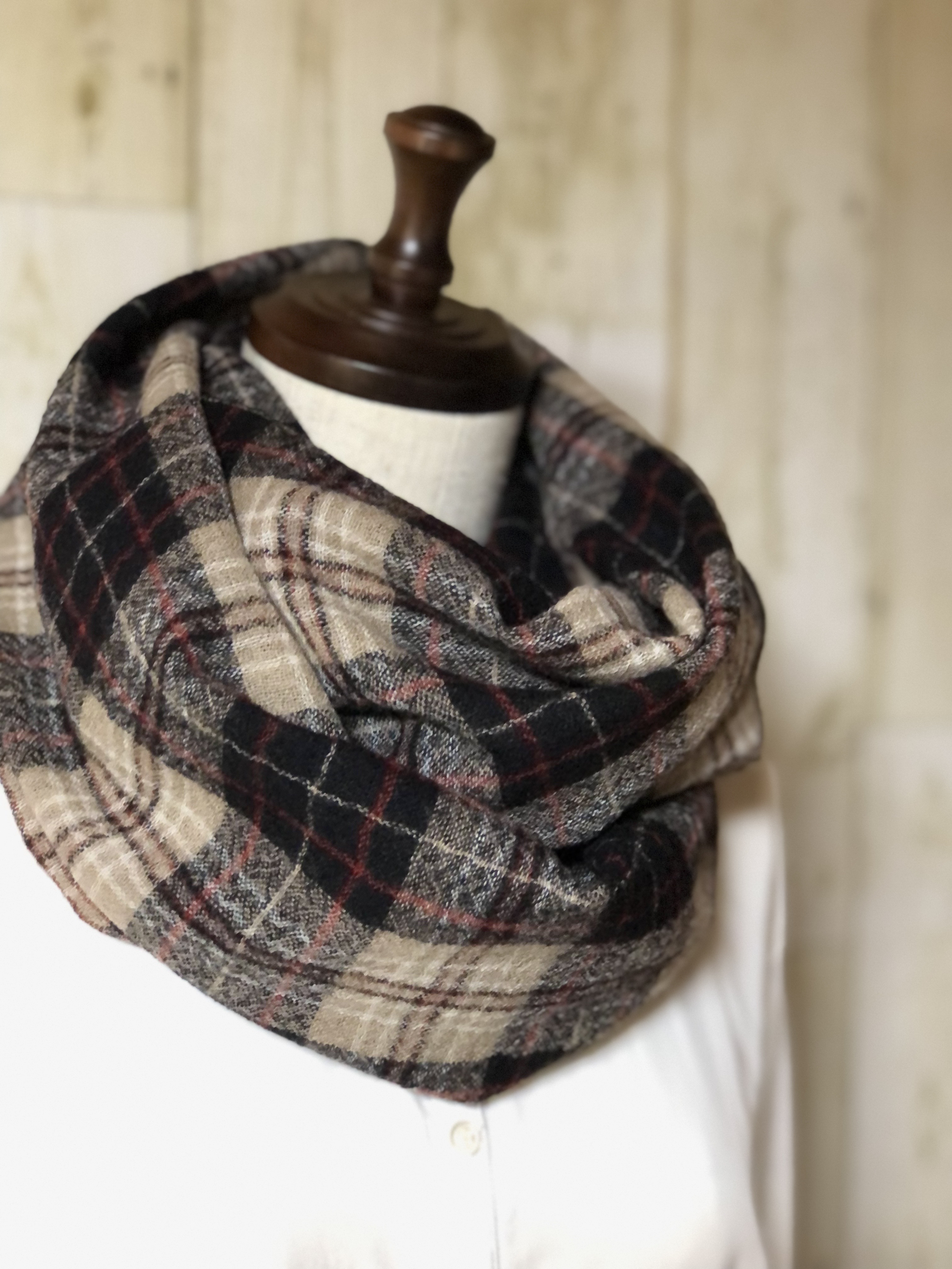 メチャ軽❣️ピュアウールガーゼ二重巻きスヌード❤️クラシカルタータンチェック（サンドベージュ×ブラック）