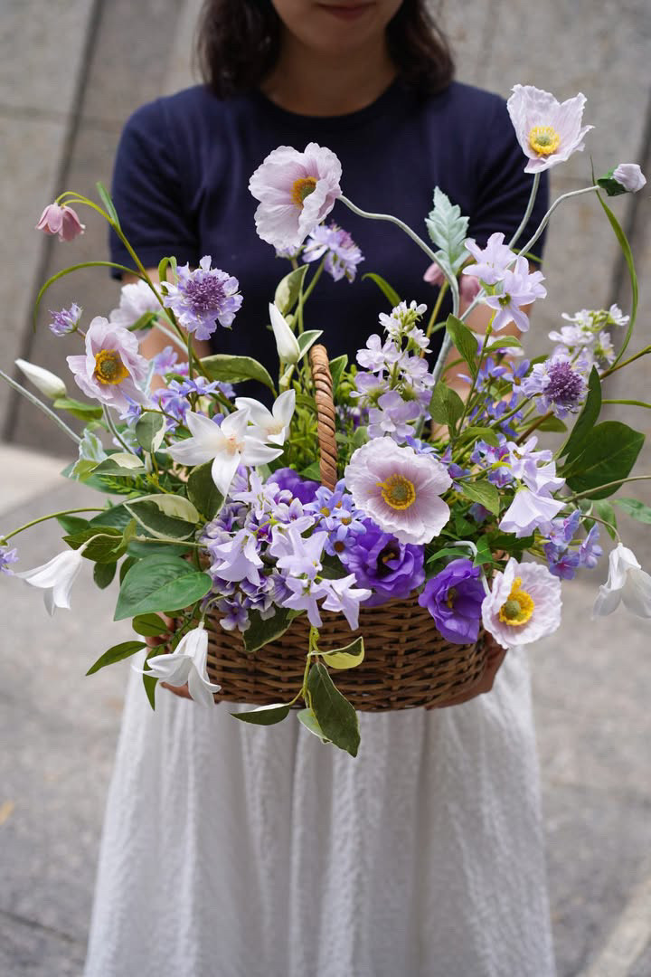春 華やかバスケットブーケ｜バスケットブーケ ウェディングブーケ 紫 パープル ポピー ナチュラル 春婚 受注製作