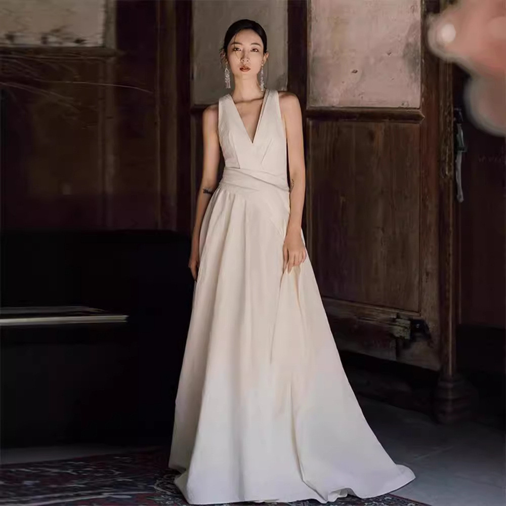 パーティードレス 白 黒 サテン Vネック シンプル 高級感 花嫁 誕生日 披露宴 前撮り 二次会 お呼ばれ AK726