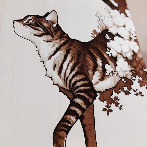 花のトンネルを抜ける猫 — レーザー彫刻アートボード（A4） ね003 彫刻