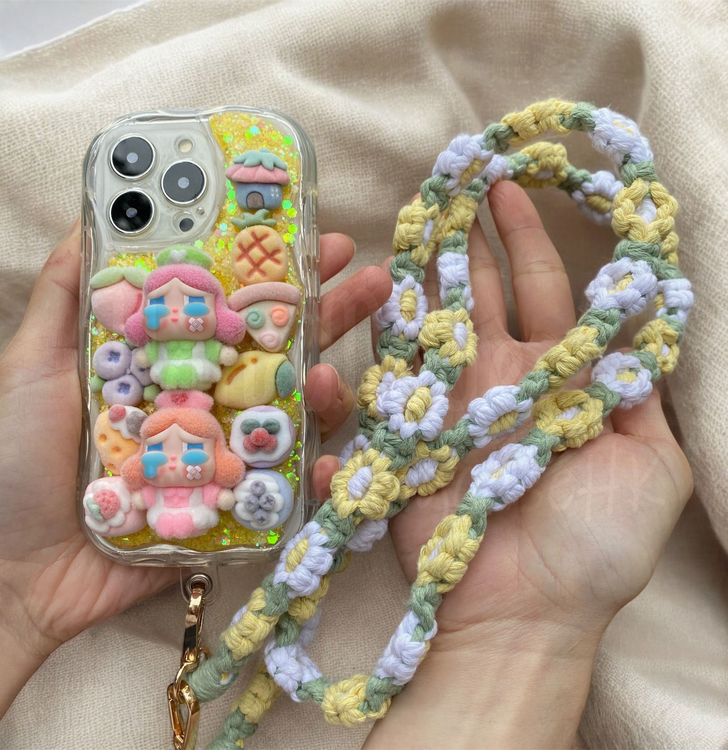 可愛い Crybaby ぬいぐるみ キラキラ ピンク 樹脂 花柄の編み込みストラップ iPhone 全機種対応 ケース