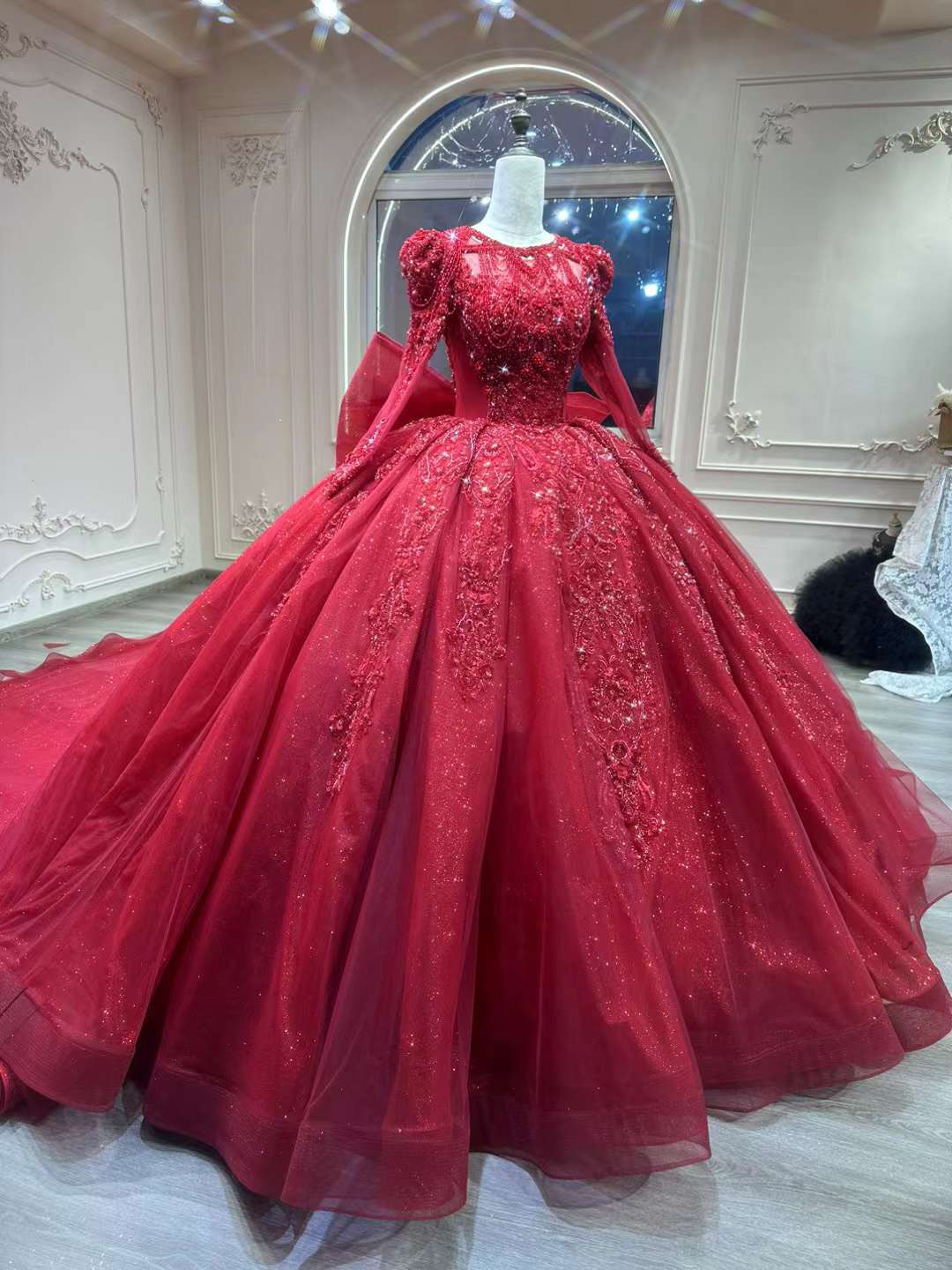 高級感溢れる！バックリボン　華やかなトレーン　ボールド紅色　ストーン　キラキラウェディングドレス　ベール付き冬婚秋婚春婚