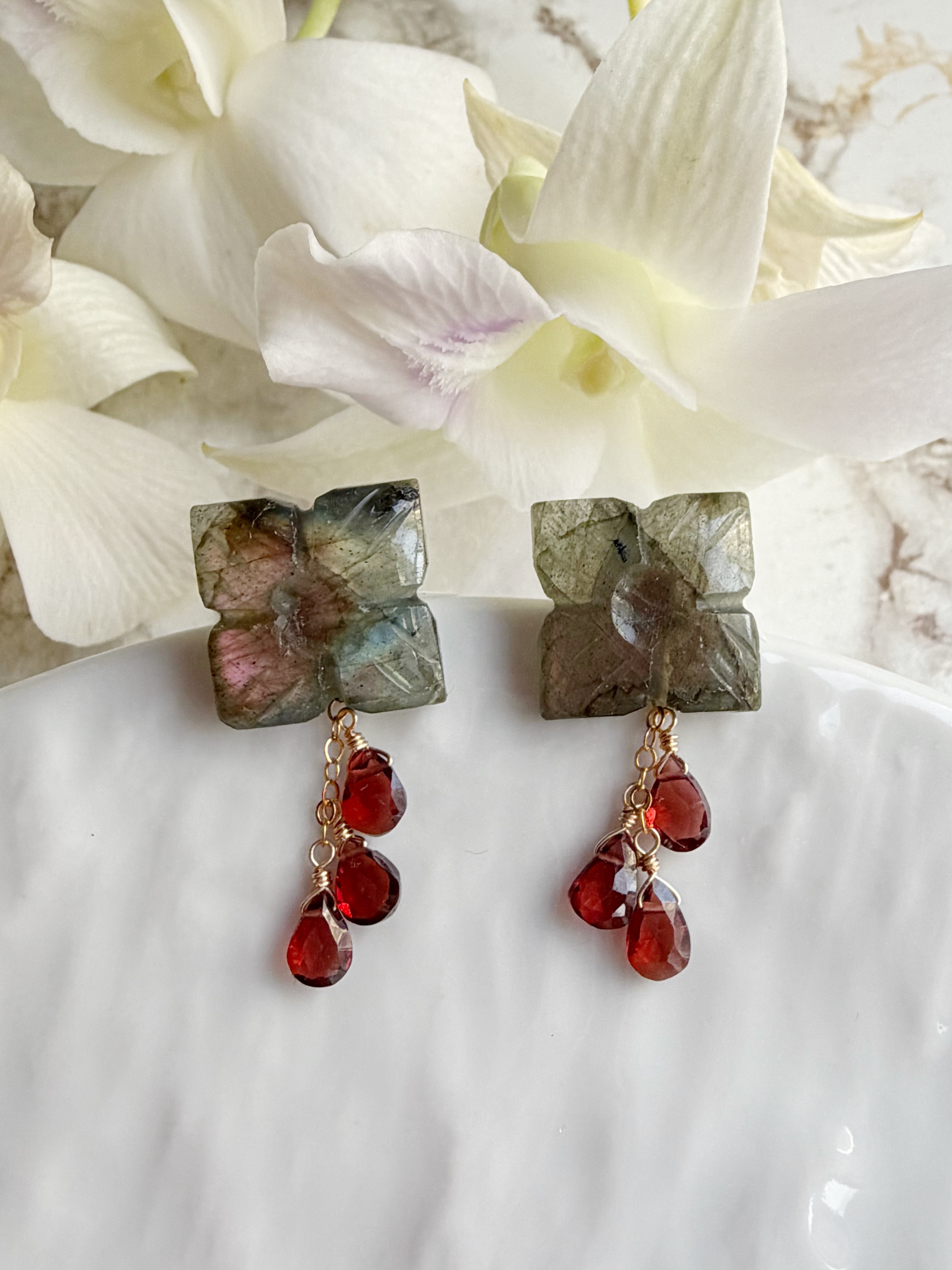 14KGF カランコエカットラブラドライト ガーネット スタッドピアス